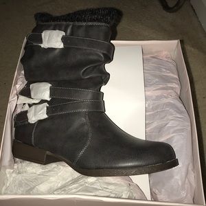 Black heeled boot